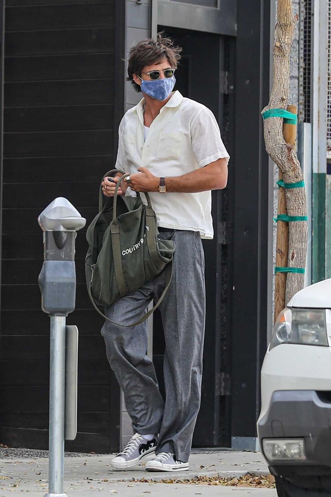 Jacob Elordi wearing a COVID mask